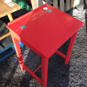 Childs Desk Red – . / . / . / Red