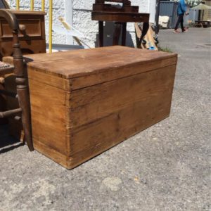 Storage Trunk/Box/Ottoman – . / Medium / Wood / Beige