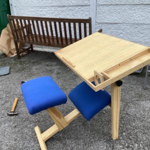 Kneeling desk