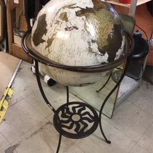 BRICABRAC World on Table