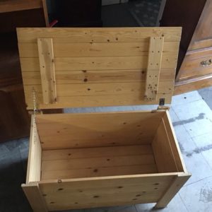 Storage Trunk/Box/Ottoman – . / Medium / Wood / Pine