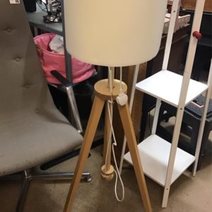 Floor Lamp – Tripod Legs – . / . / . / Pine