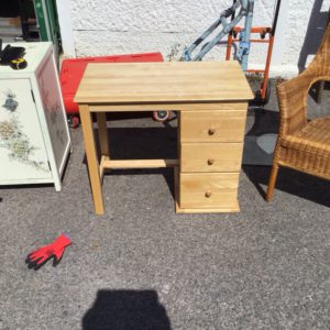 Kids desk and chair – . / Small / Wood / Beige