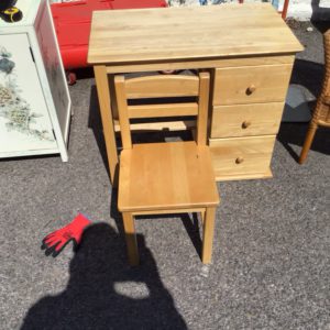 Kids desk and chair – . / Small / Wood / Beige