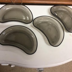 Glass kidney plates