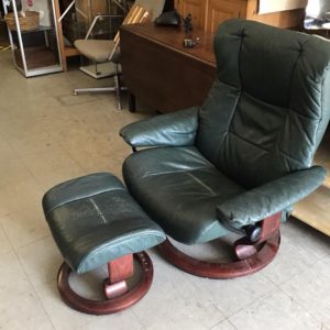 Armchair with footstool  – . / . / Leather / Green