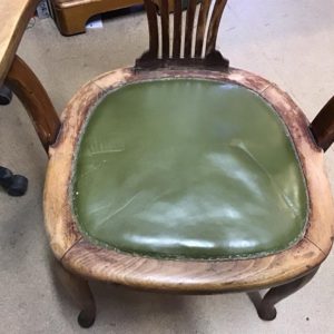 Vintage Captain’s Chair – . / . / Wood / .